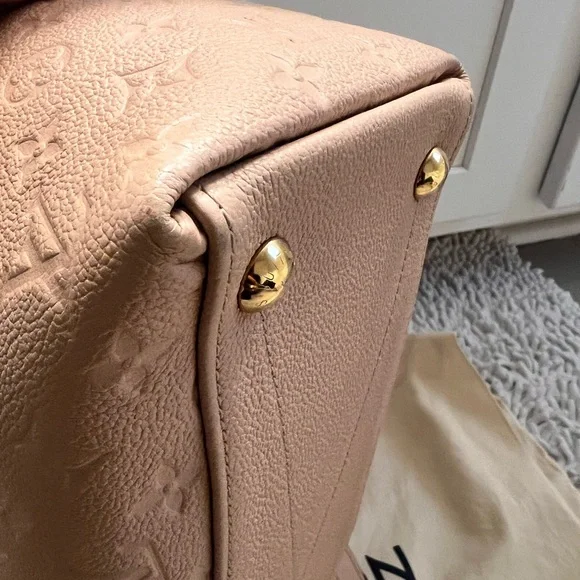 Louis Vuitton V tote MM - Picture 5 of 14